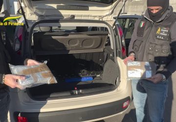 Fermato allo svincolo autostradale di S. Gregorio con 2,5 kg di cocaina in auto: arrestato