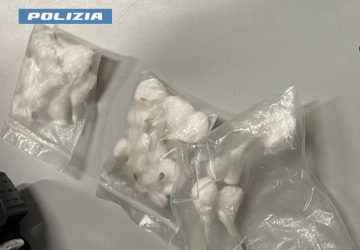 A passeggio con il lampeggiante blu sull'auto ma non &egrave; un poliziotto bens&igrave; uno spacciatore: arrestato