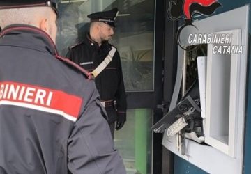 Decide di prelevare allo sportello ATM ma &egrave; senza bancomat e "decide" di scassinarlo: arrestato