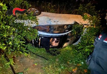 Coppia di fidanzati precipita con l'auto in una scarpata per oltre 20 metri: salvati dai carabinieri