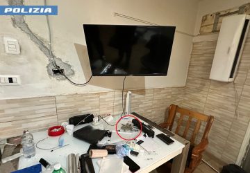 Gettano droga nel water ma ne dimenticano alcune dosi sul tavolo: manette per due pusher distratti