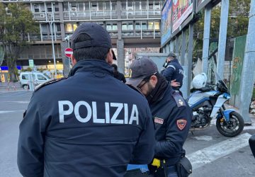 Beccati in 13 a guidare con il telefono in mano: patente ritirata e sanzioni per tutti