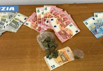 Posteggia in doppia fila e attende il "cliente": arrestato pusher