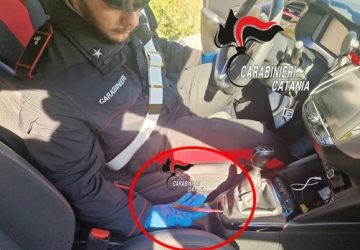 Piedimonte Etneo: tenta di sottrarsi al controllo ma viene fermato con un coltello a serramanico. Denunciato