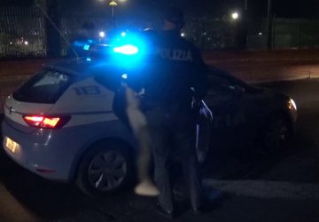 Senza patente e con l'auto in prestito per uscire con la fidanzata alla vista della polizia scappa a 120 km/h in piena citt&agrave;: arrestato