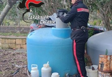 Aveva immerso 2,5 kg di droga nella vasca per l'acqua: arrestato 43enne