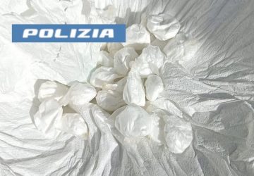 Beccato con 25 dosi di coca e 20.000 euro in contanti: denunciato 24enne acese