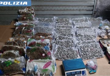 Colpo grosso della Polizia a Catania: sequestrati un arsenale e 60 kg di droga VIDEO