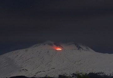 L'Etna si risveglia: colata alla base del cratere di Sud Est