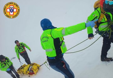 Etna, scivola con lo slittino all'interno del cratere Silvestri inferiore: grave infortunio per una 47enne