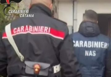Il Nas di Catania scopre casa di riposo non autorizzata: alcuni anziani dormivano sui divani e senza riscaldamento