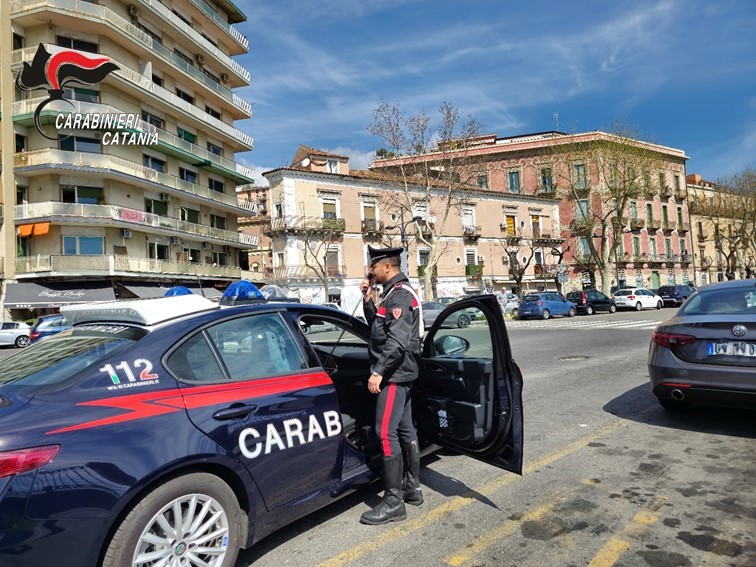 La droga nascosta anche sotto il parrucchino: arrestati due pusher