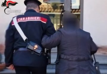Randazzo, finto carabiniere truffa un&rsquo;anziana, ma viene beccato ancora in casa della vittima: arrestato