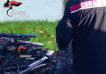Zafferana Etnea, carabinieri sentono degli spari e perquisiscono una villa: ritrovati fucili e munizioni. Arrestato incensurato