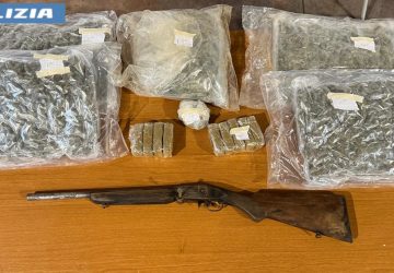 In una piccola grotta a San Giorgio trovati 6 kg di droga ed un fucile VIDEO
