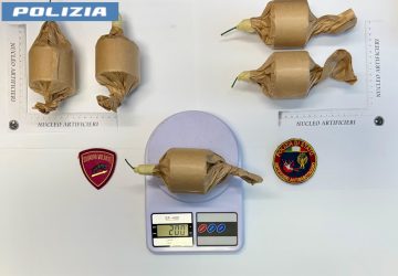 A casa con la droga e ben 23 bombe carta: arrestato