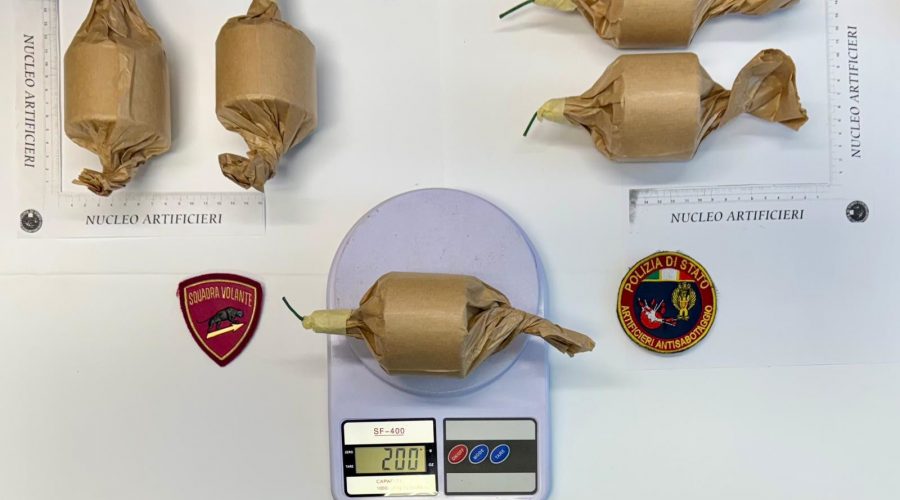 A casa con la droga e ben 23 bombe carta: arrestato