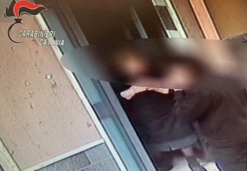 Truffano un’anziana e si fanno consegnare denaro e gioielli: arrestati due 19enni