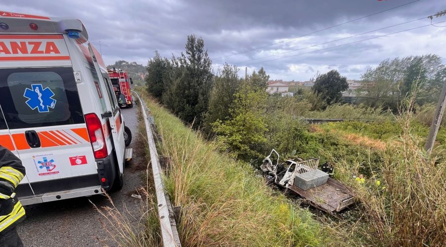 Incidente sull’autostrada A20: furgone precipita in una scarpata. Morto il conducente