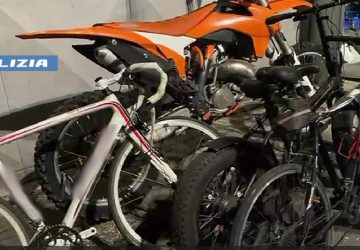 Scovato garage abusivo adibito a deposito di armi, droga, munizioni, moto, bici elettriche e parti di auto rubate