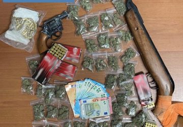 Davanti al supermercato non per fare acquisti ma per vendere... droga: arrestato 17enne