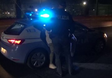 Ubriaco nel parcheggio del fast food, distrugge la sua auto, rifiuta l&rsquo;alcoltest e aggredisce i poliziotti: arrestato 35enne