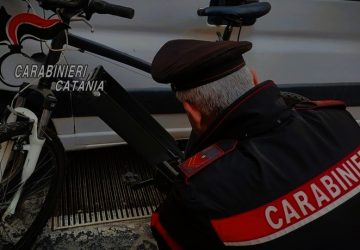 Tenta di rubare la bici elettrica a un rider dopo la consegna della pizza: denunciata una 23enne