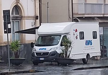 Giarre, l'autoemoteca dell'Avis Intercomunale Giarre Riposto davanti il Municipio