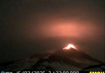 Etna: attività stromboliana dai crateri sommitali