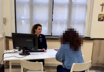 Si rifugia dal vicinio per sfuggire alla furia del marito: denunciato 47enne