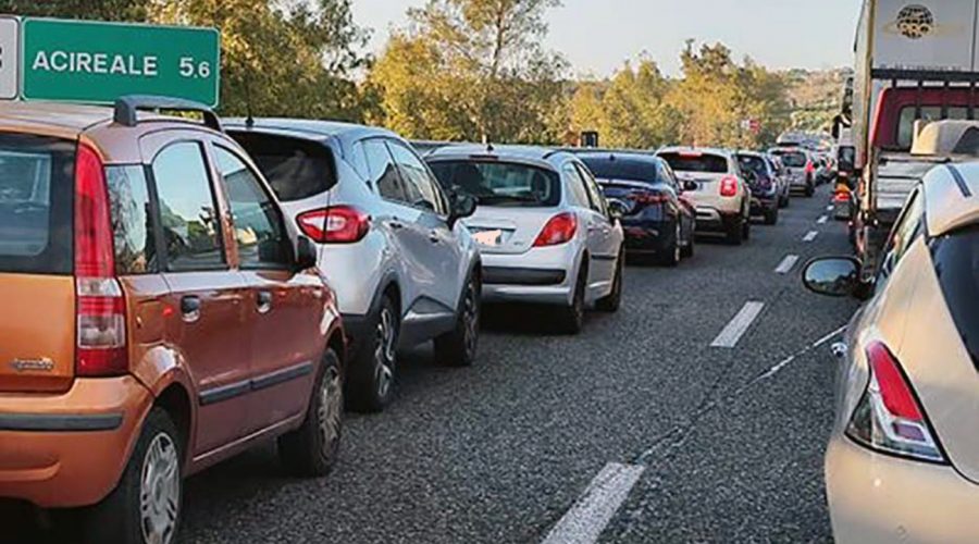 Disagi “perenni” sull’autostrada A18: le proteste dei cittadini