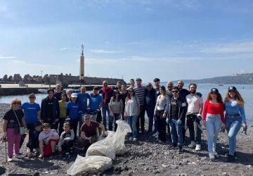 Acireale: volontari ripuliscono le spiagge di Capo Mulini e Stazzo