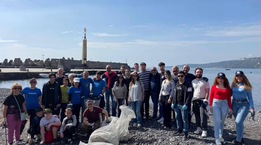 Acireale: volontari ripuliscono le spiagge di Capo Mulini e Stazzo