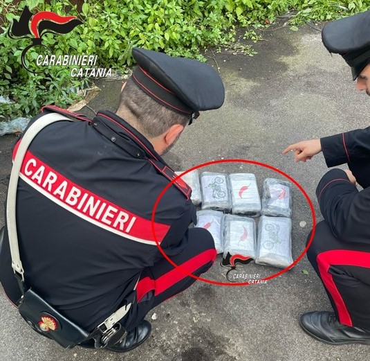 Scovati 7 kg di cocaina nascosti all’interno di uno zaino tra i rifiuti