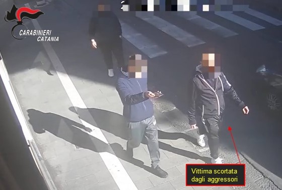 Rapiscono un uomo per rapinarlo: arrestati in quattro