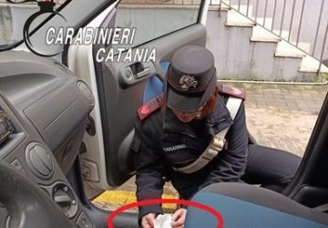 Acireale, spaccio di cocaina sotto gli occhi dei Carabinieri: due arresti ed un denunciato