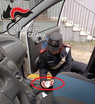 Acireale, spaccio di cocaina sotto gli occhi dei Carabinieri: due arresti ed un denunciato
