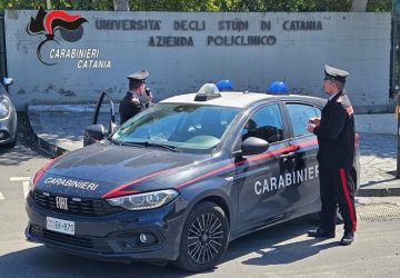 Aggredisce e picchia due sanitari in Ospedale: arrestato 19enne