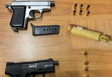 Fermato per un controllo impugna una pistola con il colpo in canna: disarmato e arrestato