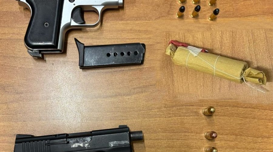 Fermato per un controllo impugna una pistola con il colpo in canna: disarmato e arrestato