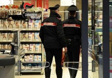 Fiumefreddo: riempivano buste di spesa nei supermercati, ma pagavano solo pochi articoli: arrestate due donne