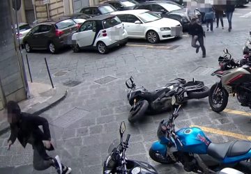 Non si ferma all&rsquo;alt e investe un poliziotto davanti alla Questura: 25enne arrestato VIDEO