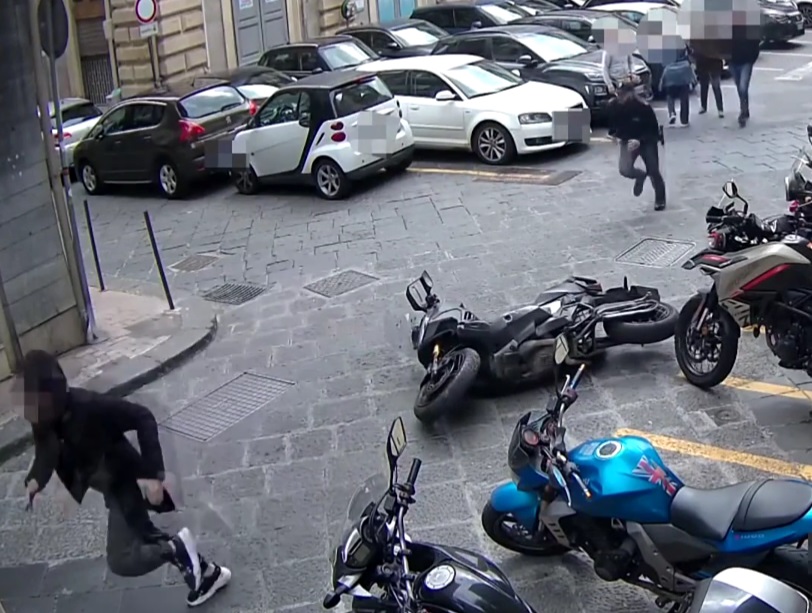 Non si ferma all’alt e investe un poliziotto davanti alla Questura: 25enne arrestato VIDEO