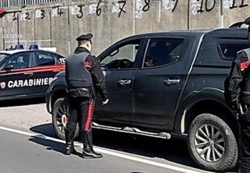 Piedimonte, forzano posto di controllo e trascinano carabiniere aggrappato all'auto: denunciati due giovani