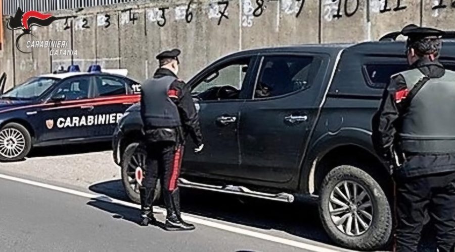 Piedimonte, forzano posto di controllo e trascinano carabiniere aggrappato all’auto: denunciati due giovani