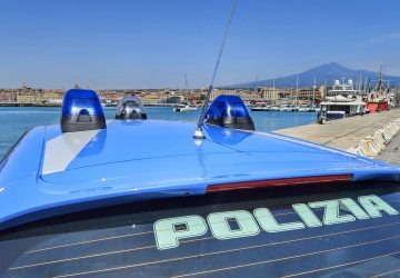 Ruba il tablet all'ex datore di lavoro e poi tenta il "cavallo di ritorno": denunciato 26enne