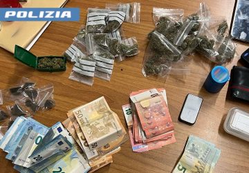 Sorpresi con marijuana e hashish in auto: arrestati due giovani pusher