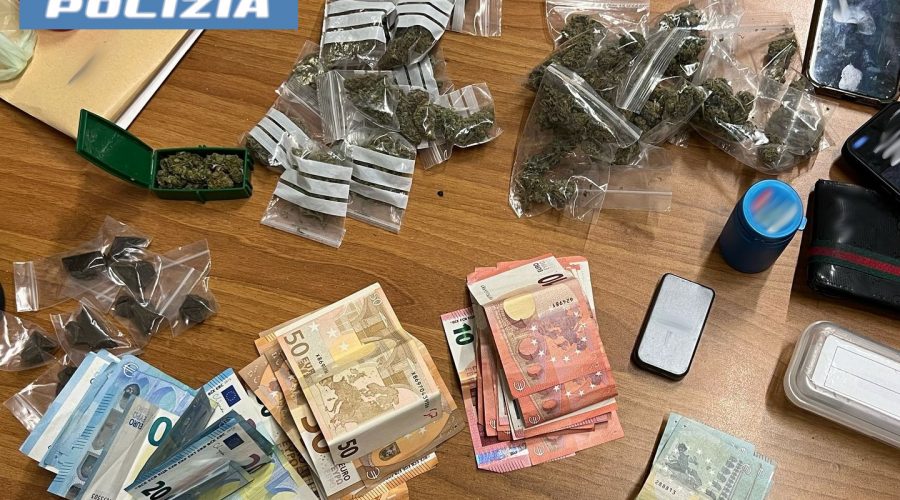 Sorpresi con marijuana e hashish in auto: arrestati due giovani pusher
