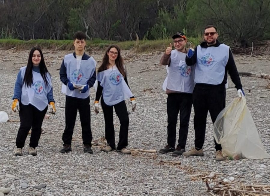 Mascali: volontari del Servizio Civile in prima linea per la pulizia delle spiagge e la sensibilizzazione ambientale