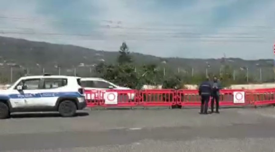 Mascali, troppi “sporcaccioni” e incivili. Il sindaco Messina chiude via Petralonga